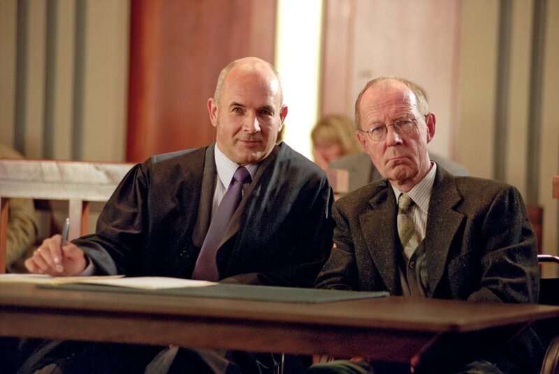 Mit einem Allergiker als Gegner hat Staatsanwalt Bogner (Klaus Schindler, l.), die Verteidigung von Tiermodellbauer Schubert (Hans Peter Korff, r.), scheinbar leichtes Spiel. – Bild: Hardy Spitz