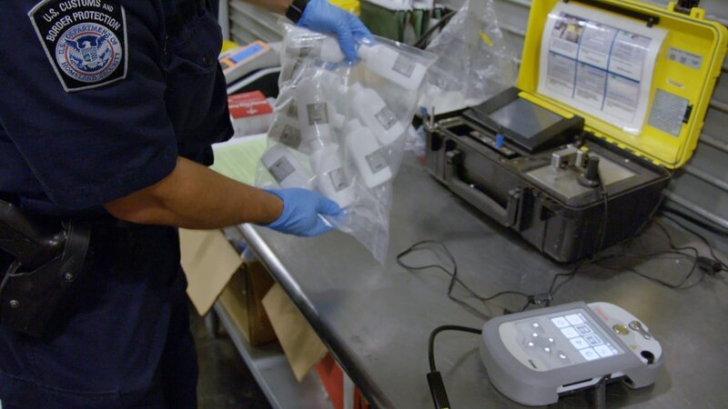 CBP Officers at the Miami International Mail Facility discover GBL, a date rape drug, in a package from Europe. – Bild: National Geographic/​Lucky 8 TV