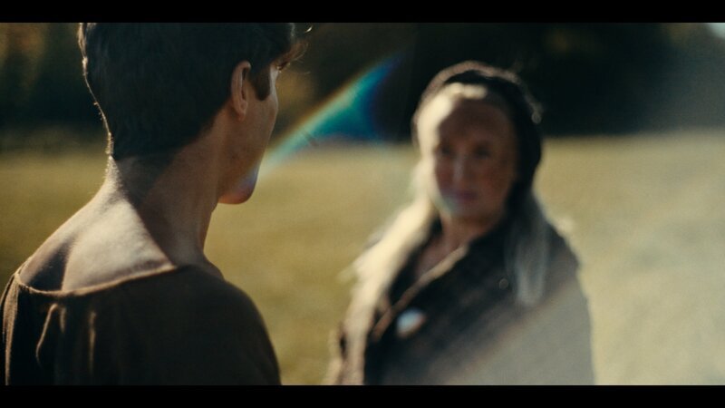 Nachstellung eines Mannes mit einem Yde-Mädchen auf einem Feld. (2023 MOORLEUTE STAFFEL EINS INKL.) – Bild: Disney+