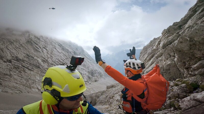 Einsatz der Bergwacht Ramsau: Christian Datzmann (links) und Michael Renner. – Bild: BR/​Timeline Production