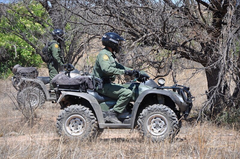 Nogales, Arizona, USA: Border Patrol agents on ATVs through the rugged terrain. – Bild: NGT