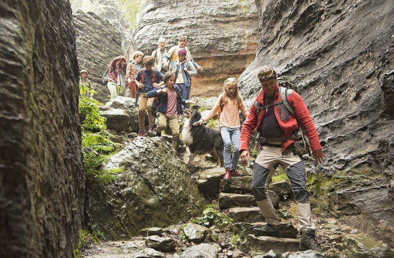 Die Wandergruppe, allen voran Anführer Becky (Dirk Borchardt), auf Erkundungstour. – Bild: ORF/​Constantin Film/​SamFilm/​Marc Reimann