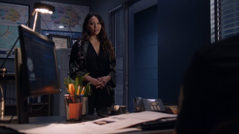 Officer Lucy Chen (Melissa O’Neil) setzt alles daran, ein Gespräch mit Tim Bradford zu führen, um ihn um Entschuldigung zu bitten. – Bild: ZDF und Paul Theriault