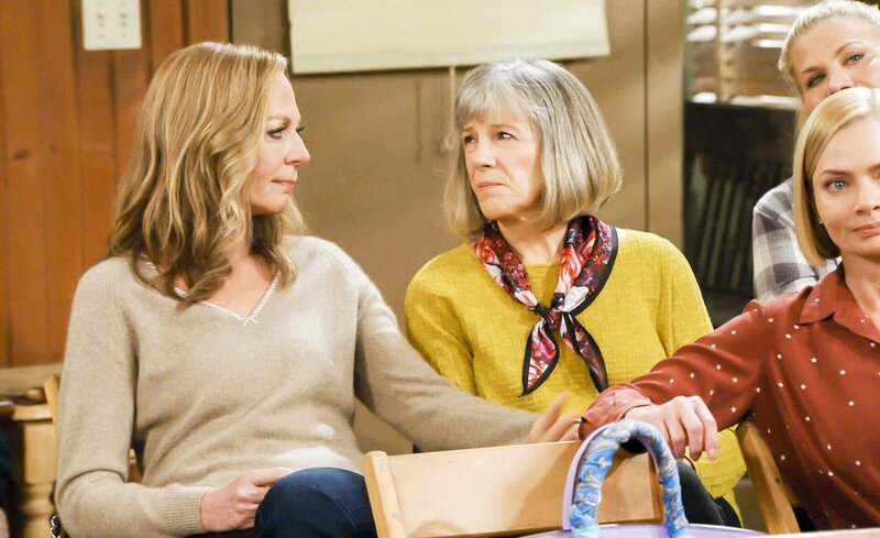 Bonnie (Allison Janney, l.), Marjorie (Mimi Kennedy, 2.v.l.) – Bild: ORF/​Tele-München/​Warner/​CBS