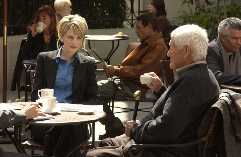 Grausame Dinge haben sich abgespielt im Jahre 1953. Det. Lilly Rush (Kathryn Morris, l.) lauscht aufmerksam den Erzählungen des Zeitzeugen Harland Sealey (Orson Bean, r.) … – Bild: Sat.1 Gold