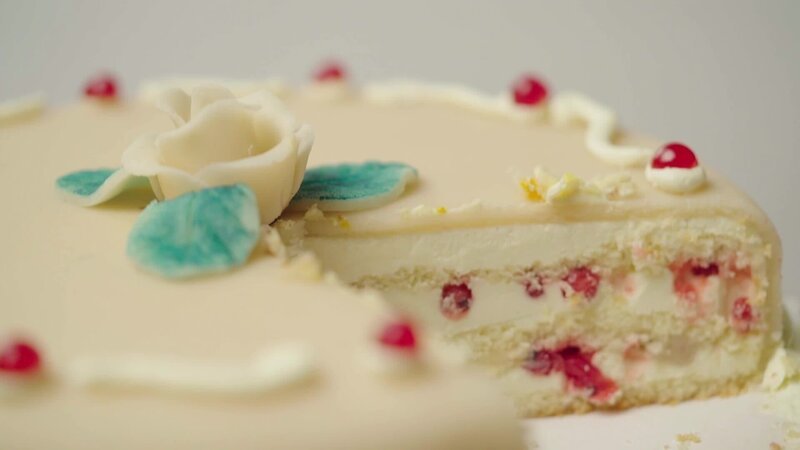 In der DDR wurde aus der Not heraus ein neues Kapitel der Backkultur geschrieben: Als Fett rar wurde, entdeckte man zufällig die Verwendung von Stärke als Fett Ersatz – auch für Buttercremetorten. Ob rund und mit Fett oder eckig und fettarm: Die Torte stand für kreativen Umgang mit Ressourcen in einer Zeit, da man nicht nur Rohstoffe sparen wollte, sondern auch der steigenden Zahl übergewichtiger Bürger begegnete. Denn Stärke hatte viel weniger Kalorien, da konnte man sich auch gerne ein zweites Stück gönnen. – Bild: ZDF und Marc Vorwerk