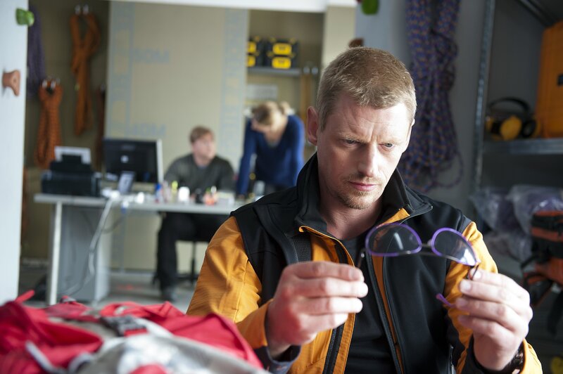 Andreas Marthaler (Martin Gruber) hat einen Fund gemacht und erinnert sich an eine merkwürdige Begegnung. – Bild: ZDF/​Thomas R. Schumann