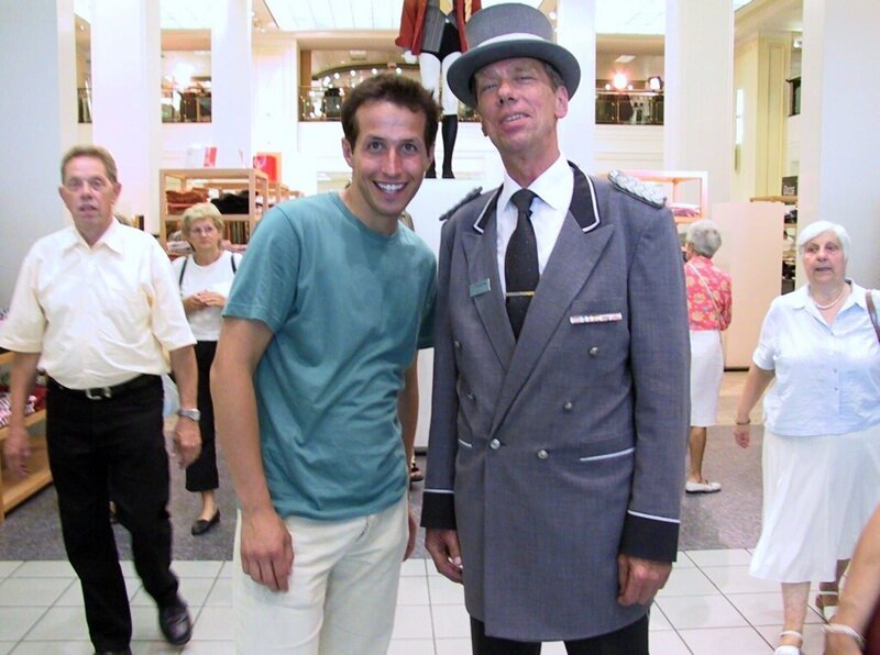 Willi Weitzel mit dem Portier Herrn Richter im KaDeWe in Berlin, dem größten Kaufhaus Europas. – Bild: BR/​megaherz