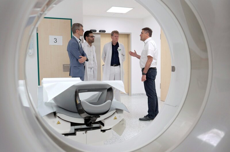 Was passiert mit der millionenschweren technischen Ausstattung, wenn die Krankenhäuser diese zukünftig nicht mehr benutzen dürfen? Ärzte und Anwälte im Diakonie-Krankenhaus Jung-Stilling in Siegen überlegen, wie es in Zukunft weitergeht. – Bild: SWR/Tatjana Mischke Was passiert mit der millionenschweren technischen Ausstattung, wenn die Krankenhäuser diese zukünftig nicht mehr benutzen dürfen? Ärzte und Anwälte im Diakonie-Krankenhaus Jung-Stilling in Siegen überlegen, wie es in Zukunft weitergeht. – Bild: SWR/Tatjana Mischke