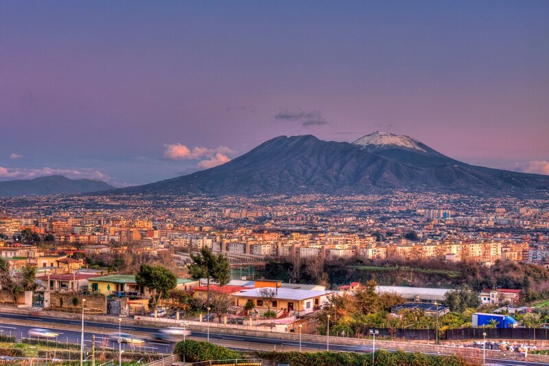 The city of Naples and Mount Vesuvius – Bild: Spiegel TV