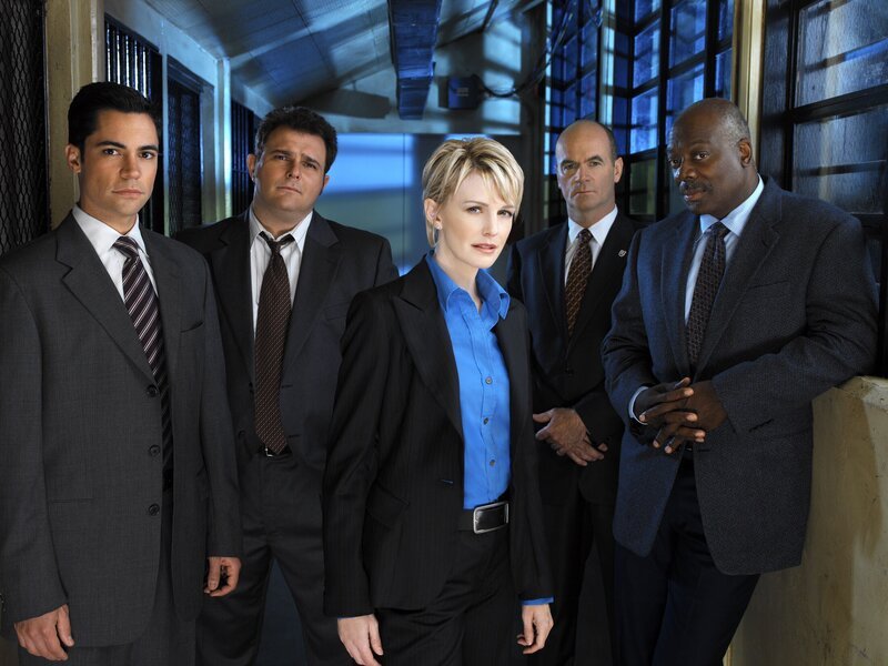 Danny Pino, Jeremy Ratchford, Kathryn Morris, John Finn, Thom Barry – Bild: TVN/​WB
