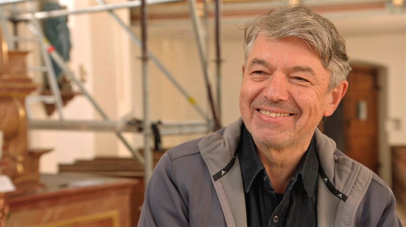 Christian Bauer restauriert in der Kirche in Stefanskirchen alle Heiligenfiguren, Bilder und Gegenstände. – Bild: BR