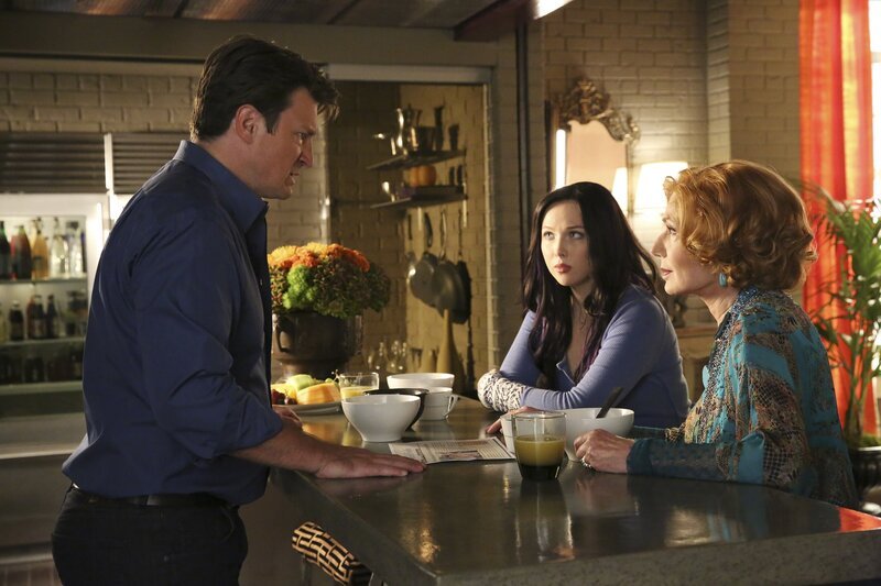Castle (Nathan Fillion, l.) steckt in einer Parallelwelt fest und muss seiner Tochter Alexis (Molly C. Quinn, M.) und seiner Mutter Martha (Susan Sullivan, r.) dies verständlich machen. – Bild: ABC Studios