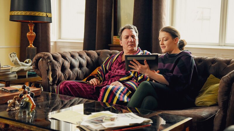L-R: Otto Czerny-Hohenburg (Robert Palfrader), Franziska Czerny-Hohenburg (Sophie Stockinger). – Bild: WDR/​ORF