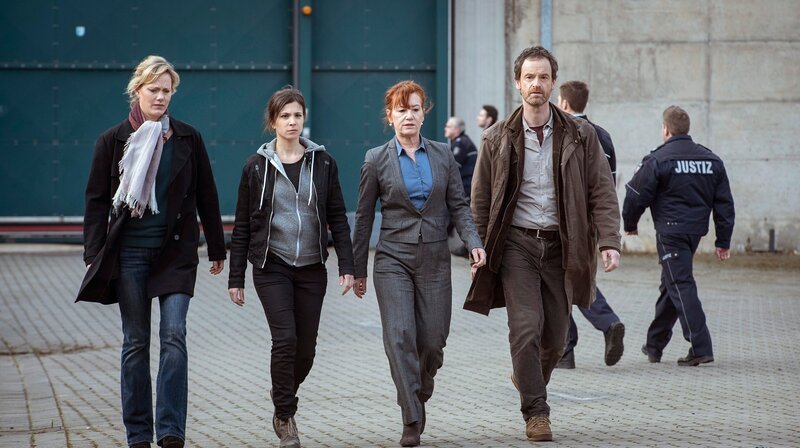 Mordkommission in der JVA: Die Ermittlungen von Martina Bönisch (Anna Schudt, 1.v.l.), Nora Dalay (Aylin Tezel, 2.v.l.) und Peter Faber (Jörg Hartmann, r) sollen möglichst keine unnötige Unruhe bringen – wünscht sich Gefängnisdirektorin Angelika Zerrer (Ulrike Krumbiegel, 3.v.l.). – Bild: HR/​WDR/​Thomas Kost