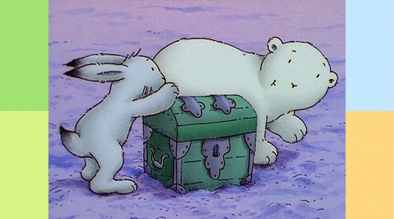 Der kleine Eisbär gräbt ein tiefes Loch in den Schnee und stößt dabei auf eine geheimnisvolle Schatztruhe. – Bild: WDR