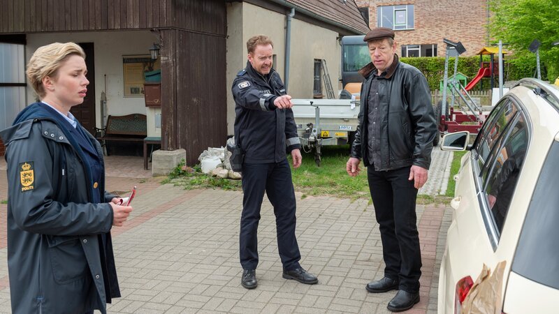Stine (Sidsel Hindhede, l.) und Timmermann (Mathias Junge, M.) befragen den Taxifahrer Klaus Hormel (Jo Schmitt, r.). Der hat in der Tatnacht einen Wagen vor der Wohnung des Toten gesehen. Wer hat dem Toten da mitten in der Nacht aufgelauert? Ist der nächtliche Besucher von Peer Seiler auch dessen Mörder? – Bild: ZDF /​ Meyerbroeker