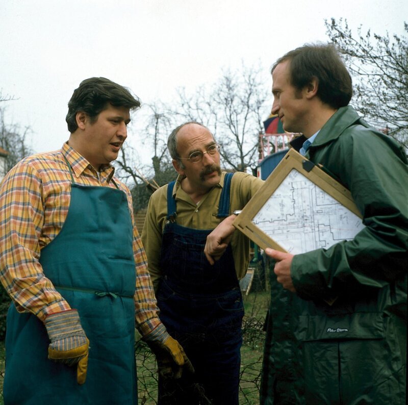 Peter Lustig (M.) und sein Nachbar (Helmut Krauss, l.) streiten sich: Wo verläuft die Grenze zwischen ihren Grundstücken? Und wo lässt sich der Zaun setzen? – Bild: ZDF und Gert Stallmann