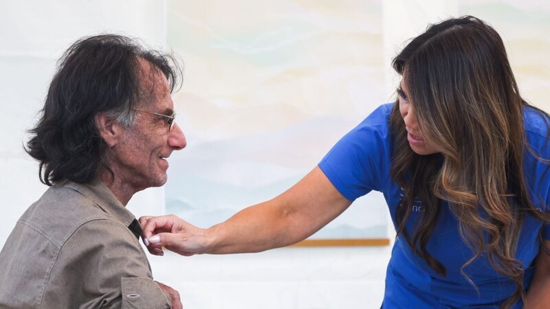 Dr. Pimple Popper: This is Zit S5 Ep005. – Bild: Discovery, Inc. /​ SHANE MARASHI; Jason Elias/​Getty Images