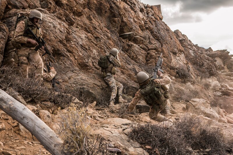 Grüne Barette werden durch feindliches Feuer auf dem Berg festgenagelt. – Bild: Charlie Sperring /​ National Geographic Channels