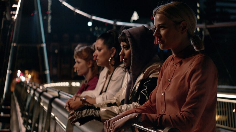 Von links: Lena (Sarah Bauerett), Elif (Jasmin Shakeri), Jo (Salka Weber) und Franzi (Llewellyn Reichman) stehen am Brückengeländer mit sauren Pommes in der Nase. – Bild: ZDF und Rebecca Meining
