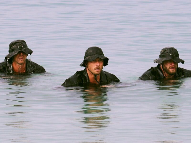 Teilnehmer im Wasser – Bild: Amazon