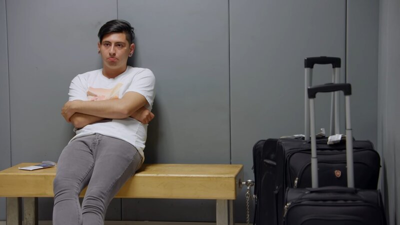 A person of interest at JFK sits in secondary room with his luggage for questioning. (National Geographic/​Lucky 8 TV) – Bild: Lucky 8 TV /​ National Geographic/​Lucky 8 TV /​ National Geographic