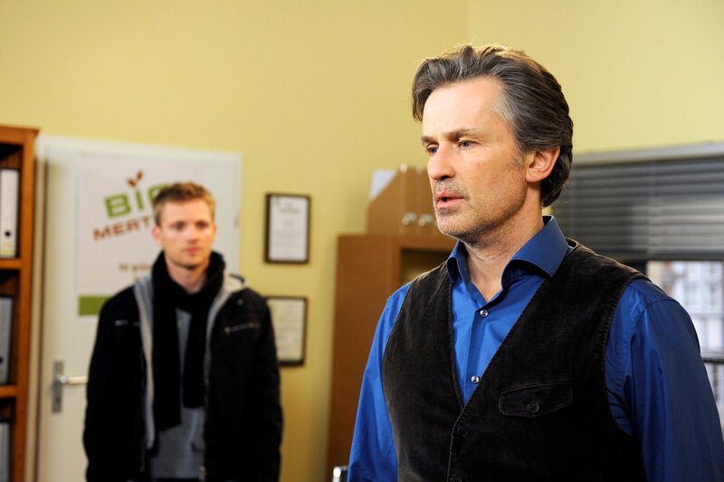 Jan (Timothy Peach, r.) ist von der Erkenntnis, dass Robin (Niklas Osterloh, l.) sein Sohn ist, so überfordert, dass er nicht richtig auf Robin zugehen kann. – Bild: ARD/​Nicole Manthey