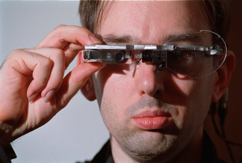 Steve Mann adjusts a wearable computing device called the ‚Eyetap‘ which transfers video images from the eye to a monitor. Mann is a computer science professor at the University of Toronto and his work is on display at the TPW gallery at 80 Spadina. – Bild: Getty Images /​ Randy Quan
