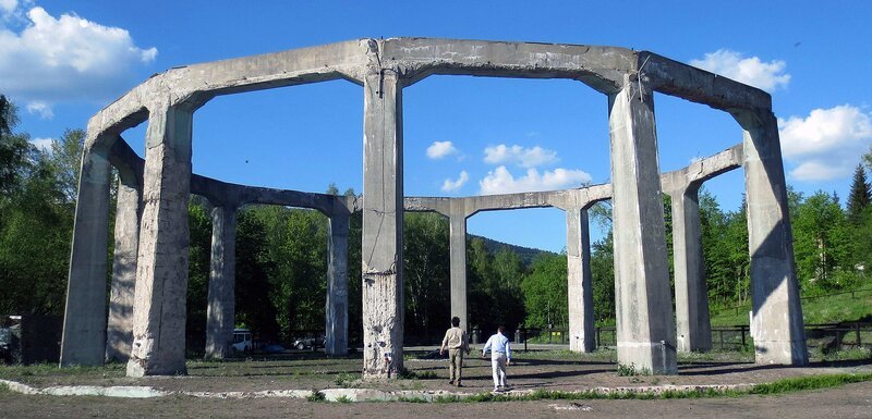 Giorgio und der pensionierte Luft- und Raumfahrtingenieur Dr. Bob Frisbee führen einige Windkanaltests mit einem glockenförmigen Objekt durch. – Bild: THE HISTORY CHANNEL /​ Prometheus Entertainment