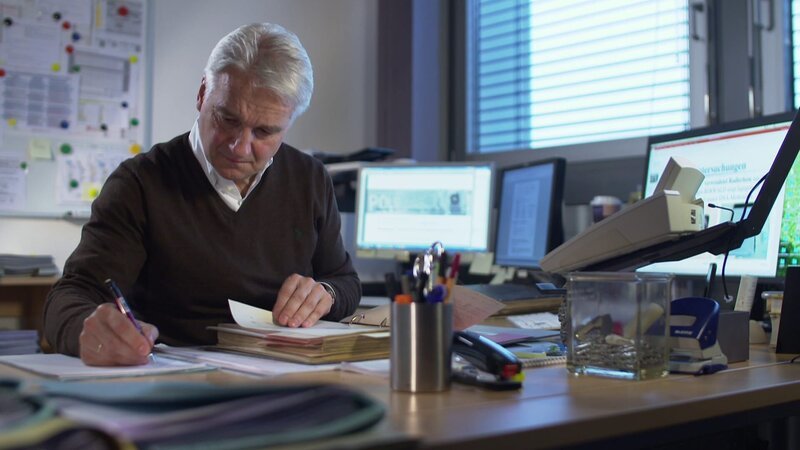 Dr. Harald Schneider wird angefragt, wenn nichts mehr geht. Denn er kann Spuren an Tatorten sichtbar machen, an die zuvor niemand gedacht hat. – Bild: ZDF und Criss Carciun
