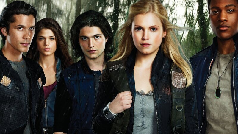L-R: Bellamy (Bob Morley), Octavia (Marie Avgeropoulos), Finn (Thomas McDonell), Clarke (Eliza Taylor) und Wells (Eli Goree) – Bild: PLURIMEDIA (Warner)