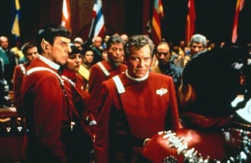 Captain Kirk und Mr. Spock sollen der Klingonischen Delegation unter Leitung von Kanzler Gorkon das Geleit zu den Friedensverhandlungen geben. Doch auf der Enterprise geschieht ein Mord, der dramatische Folgen hat … – Bild: Kabel Eins