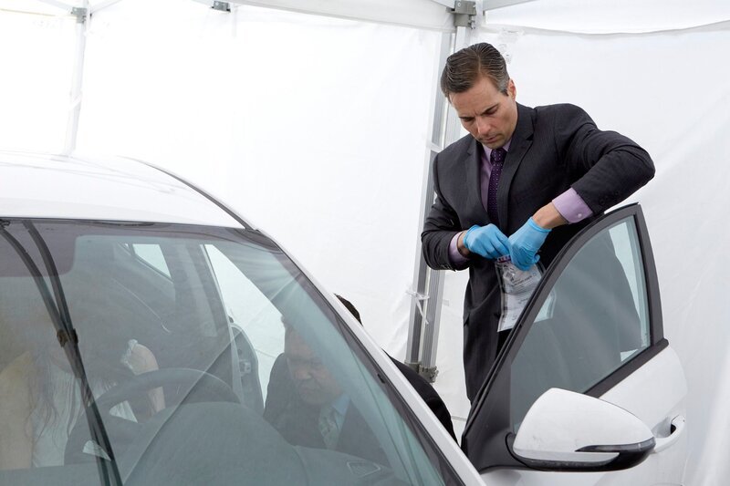 Detective Ricky Pando untersucht Jessika Kalahers Leiche, während Detectiv Larry Bond Beweise sammelt. – Bild: RTL /​ Saloon Media