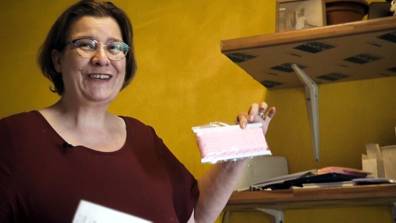 Sabine (Foto) und Klaus planen trotz Geldsorgen die Hochzeit. – Bild: RTLZWEI