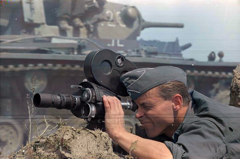 Bis heute prägen ihre Texte, Fotos und Filme unser Bild vom Zweiten Weltkrieg: Die Kriegsberichter aus Hitlers Propagandakompanien. Nach 1945 wurden einige von ihnen zu Gründern erfolgreicher Medien – in der Demokratie der Bundesrepublik Deutschland. – Bild: unbekannt, Gemeinfrei