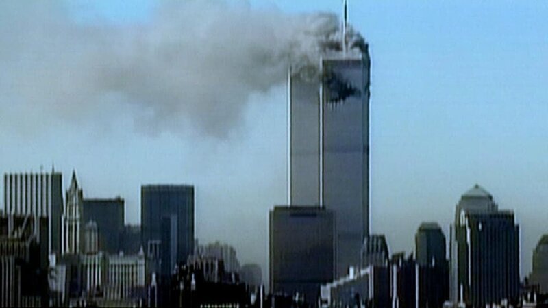 Manhattan, New York: Wide shot of the World Trade Center on fire after an airliner flew directly into it. – Bild: Darlow Smithson Productions