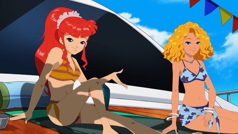 Rikki (li.) und Emma genießen den Tag auf Byrons Yacht. Sie müssen nur vorsichtig sein, damit sie nicht mit Wasser in Berührung kommen, denn sonst verwandeln sie sich in Meerjungfrauen. – Bild: ZDF /​ Les Cartooneurs Associés