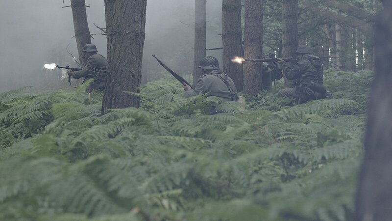 Soldiers approaching enemy. – Bild: DSP