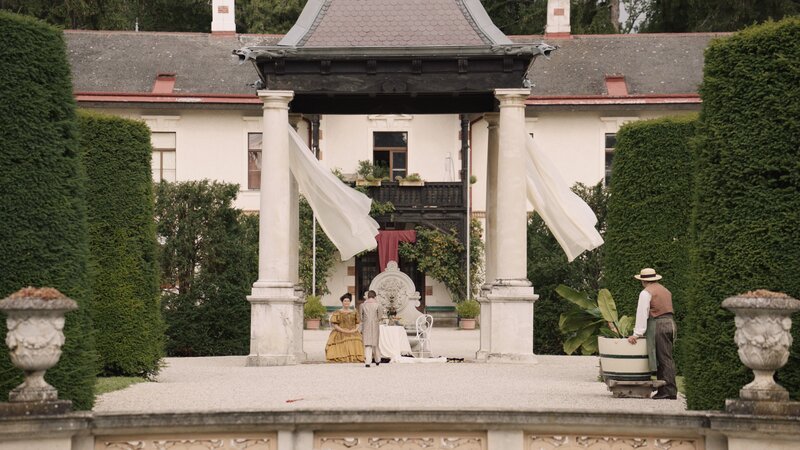Charlotte von Rothschild (Brigitte Hannak) mit ihrem Sohn Albert Rothschild (Luca Himburg, mitte), der einmal als reichster Mensch Europas gelten würde. – Bild: ORF/​Metafilm