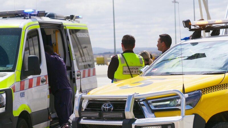Ein zehn Monate altes Baby erleidet bei der Landung eines Jetstar-Fluges am Flughafen Melbourne einen anaphylaktischen Anfall. Sofort werden der Krankenwagen und die Flughafenlöschfahrzeuge gerufen, um den Notfall zu beheben. – Bild: ITV Studios