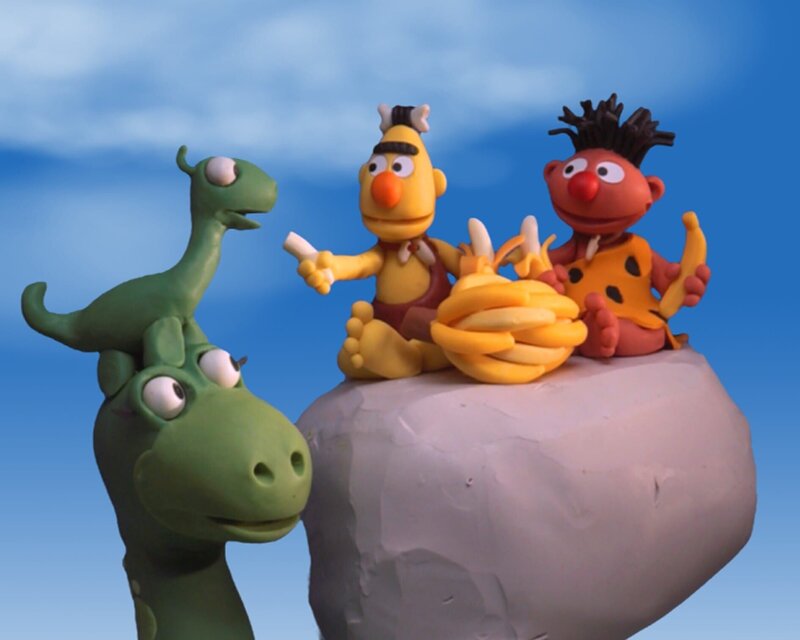 Ernie und Bert freunden sich mit der Dino-Mutter und ihrem Schützling an. – Bild: NDR/​Sesameworkshop