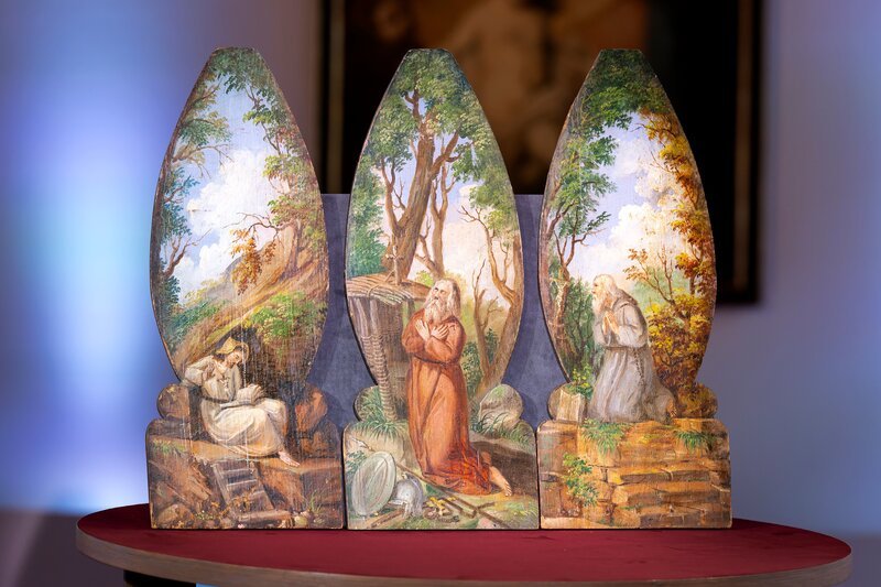 Diese Tafelbilder wurden im Internet gekauft. – Bild: Ralf Wilschewski /​ BR