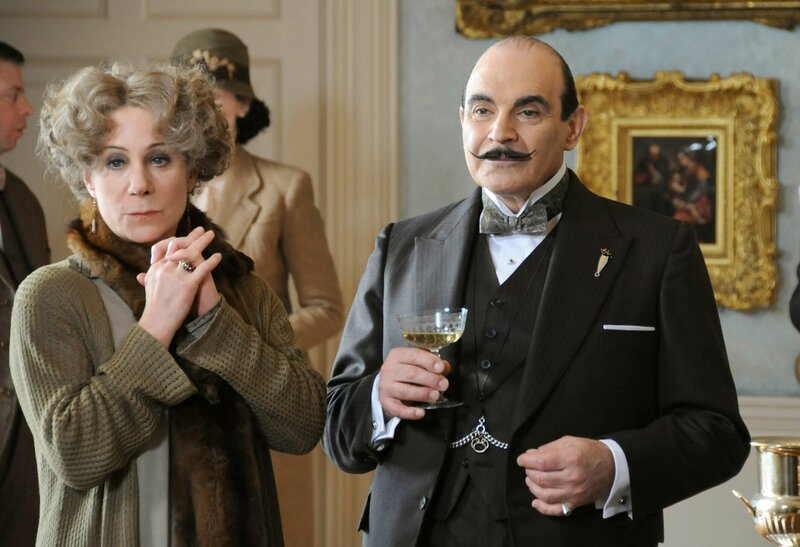 Ariadne Oliver (Zoë Wanamaker), Hercule Poirot (David Suchet) – Bild: PLURIMEDIA (ITV plc /​ Granada International)