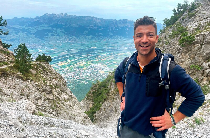 Wunderschön Reporter Ramon Babazadeh ist eine Woche lang quer durchs ganze Land unterwegs. – Bild: SWR/​Bavaria Entertainment GmbH/​Lukas Feyder