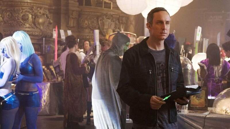 Ein rätselhafter Mord in der Science-Fiction-Szene verschafft Hodges (Wallace Langham, vo.re.) einen großen Auftritt und verhilft den Ermittlern zum Durchbruch in diesem Fall … – Bild: MG RTL D /​ CBS