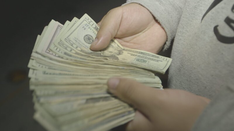 Richie und sein Rivale Driver B rasen um einen Mindesteinsatz von 1000 Dollar. Driver B gewinnt den gemeinsamen Einsatz von 3000 Dollar. – Bild: The National Geographic Channel