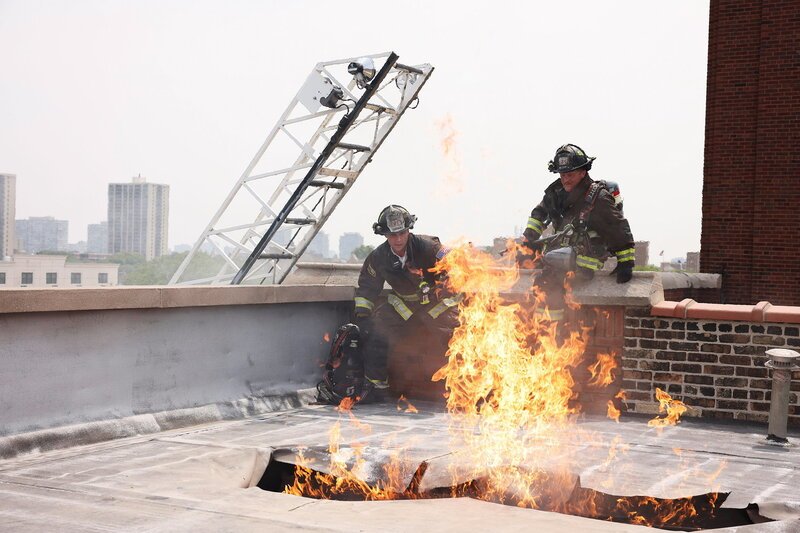 Chicago Fire, Staffel 10 Folge 1; Jesse Spencer als Matthew Casey, Christian Stolte als Mouch – Bild: SRF/​NBC Universal