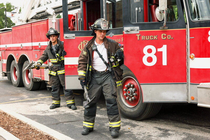 Chicago Fire, Staffel 10 Folge 1; Alberto Rosende als Gallo; Jesse Spencer als Matthew Casey; SRF/​NBC Universal – Bild: SRF2