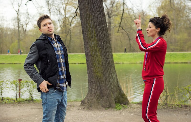 Dr. Ina Schulte (Isabell Gerschke) und Dr. Philipp Brentano (Thomas Koch) haben gerade erfahren, dass Sarah Marquardt und Philipps Frau Arzu mit einer Hochschwangeren im Fahrstuhl stecken geblieben sind. – Bild: MDR/​Saxonia Media/​Rudolf Wernicke